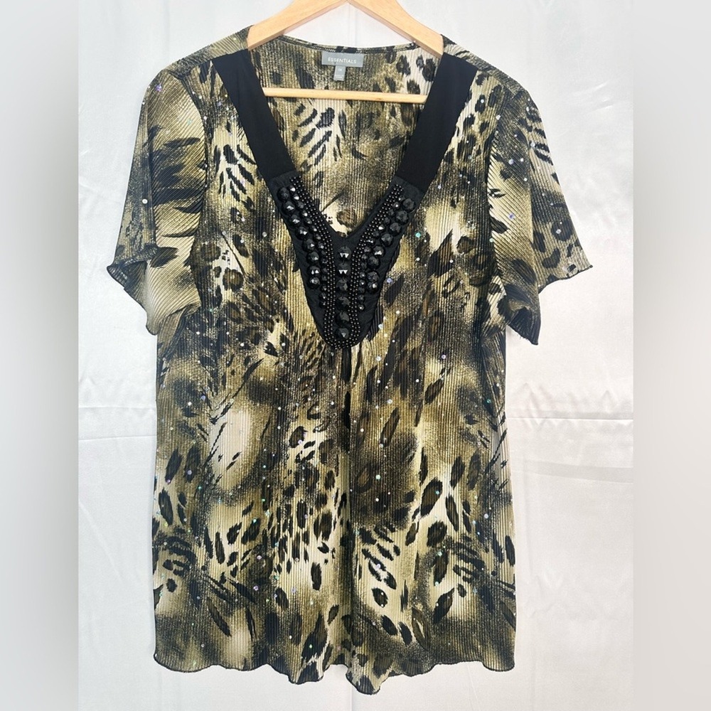 Essentials Womens 1X Leopard Print Beaded V-Neck Plisse Blouse Green Tan Black